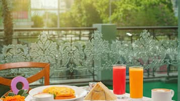 Se sirven desayunos, almuerzos y cenas; cocina internacional