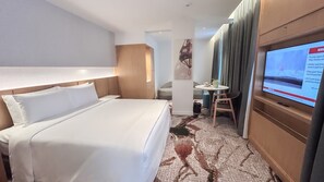 Merdeka Premier | Gebar bulu kapas, tilam berlapik, bar mini, peti besi dalam bilik 