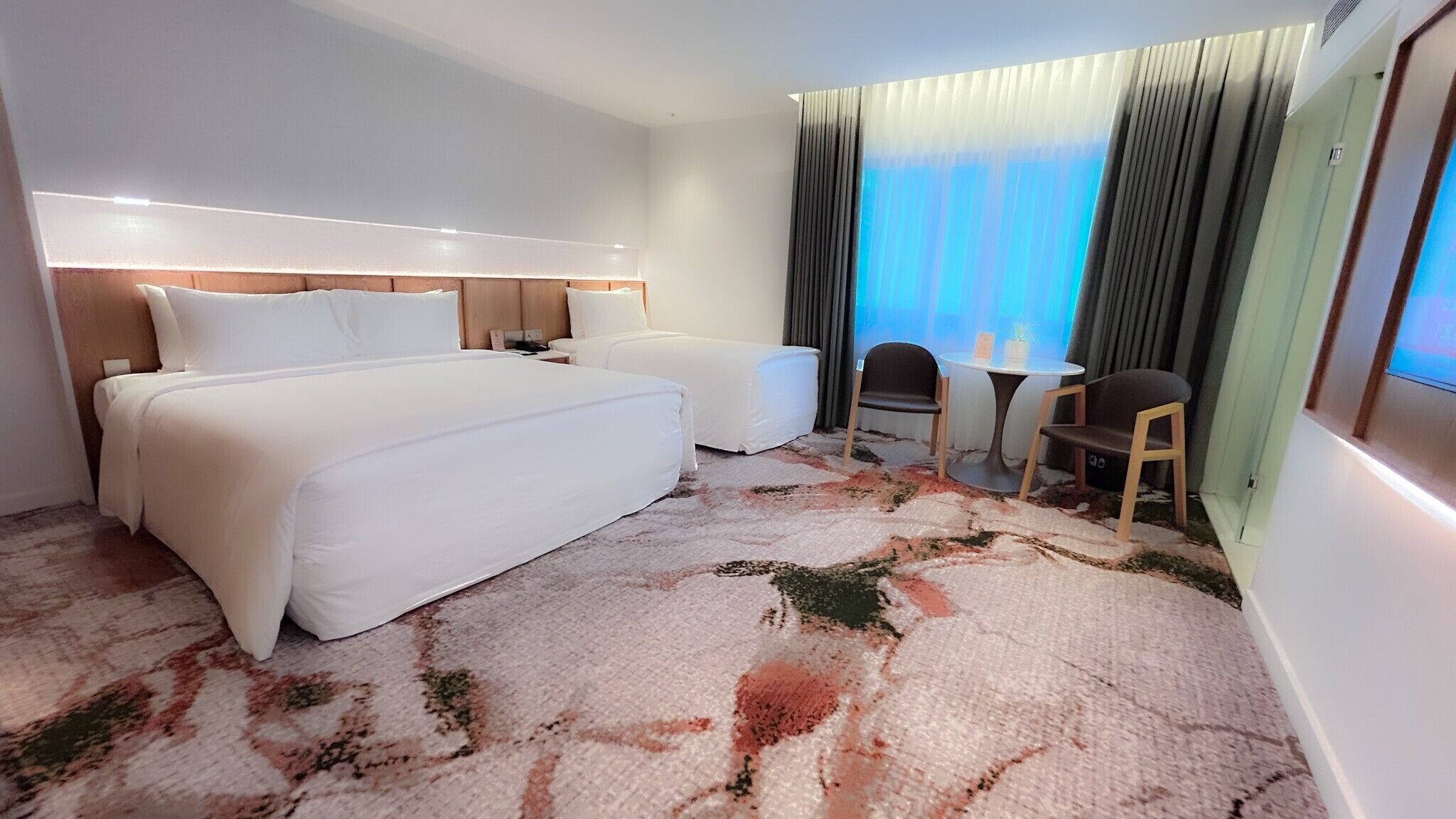 Merdeka Triple with view | Gebar bulu kapas, tilam berlapik, bar mini, peti besi dalam bilik 