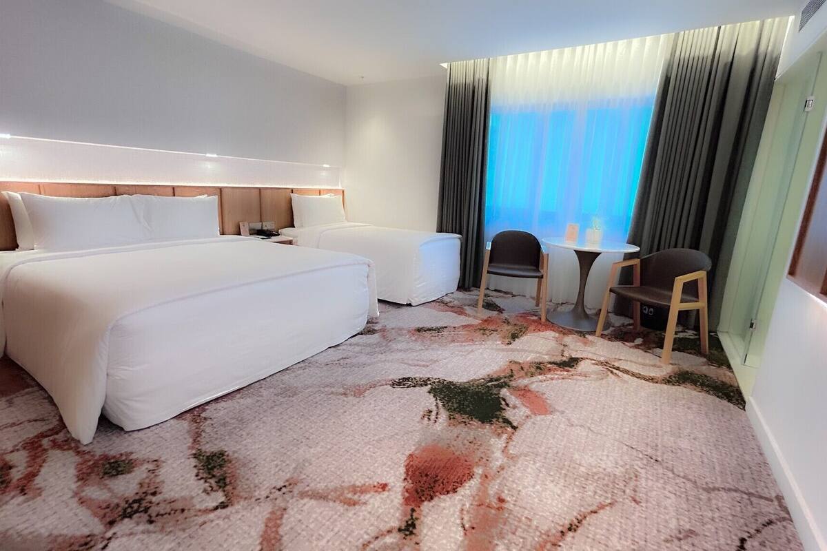 Merdeka Triple with view | Gebar bulu kapas, tilam berlapik, bar mini, peti besi dalam bilik