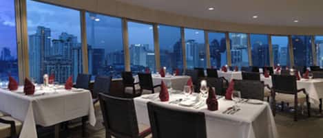 3 restaurants, breakfast, lunch, dinner served; international cuisine