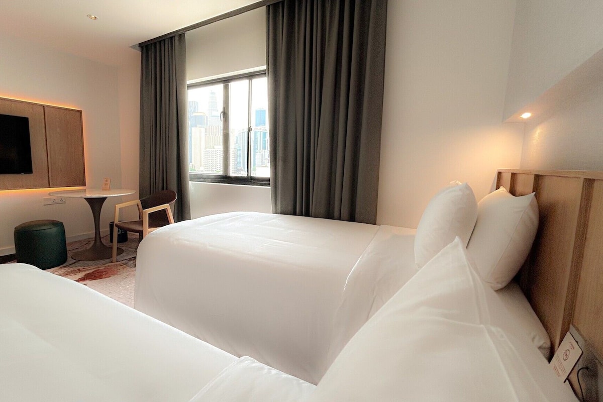Merdeka Twin with View | Selimut bulu angsa, bantalan ekstra lembut, minibar, dan brankas