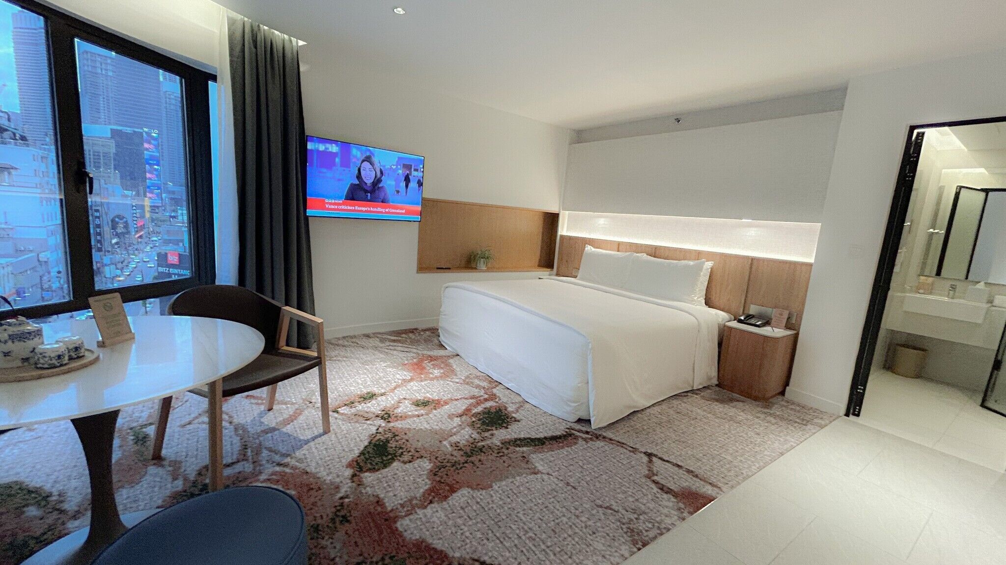 Merdeka Corner | Gebar bulu kapas, tilam berlapik, bar mini, peti besi dalam bilik 