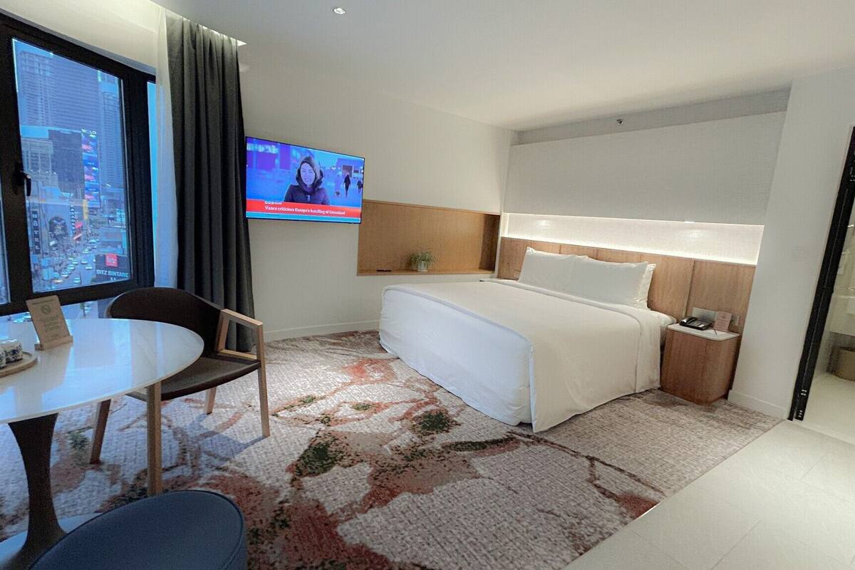 Merdeka Corner | Gebar bulu kapas, tilam berlapik, bar mini, peti besi dalam bilik