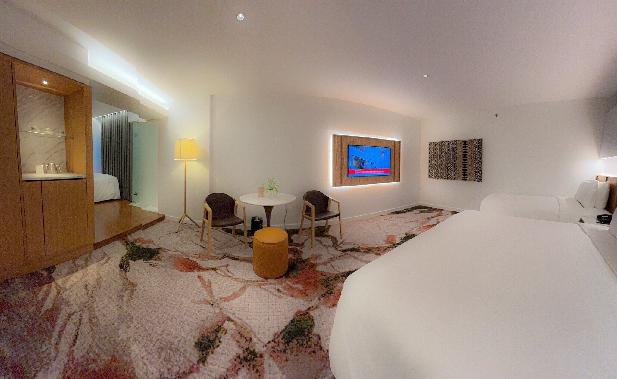 Merdeka Family (Quad) | Gebar bulu kapas, tilam berlapik, bar mini, peti besi dalam bilik 