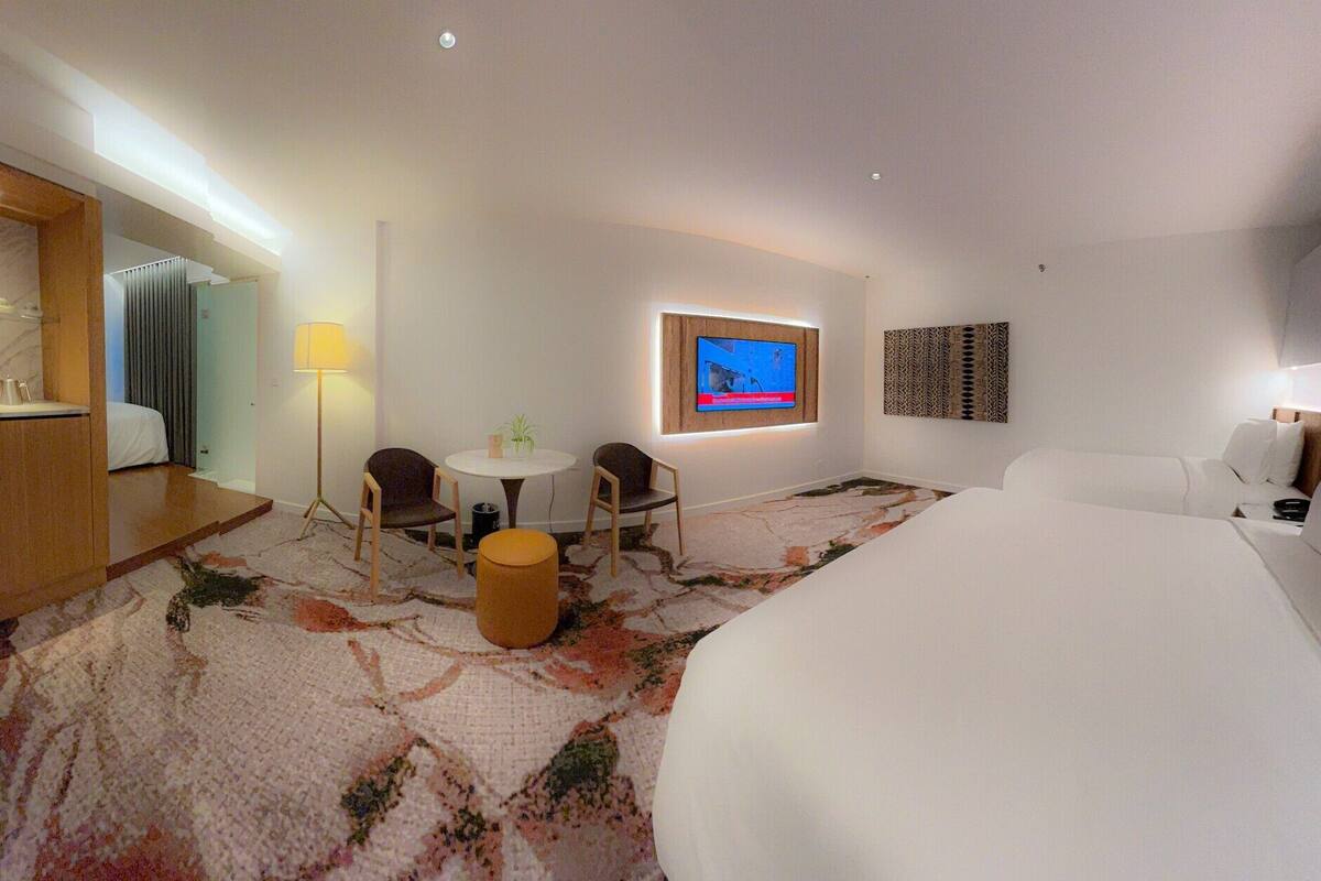 Merdeka Family (Quad) | Gebar bulu kapas, tilam berlapik, bar mini, peti besi dalam bilik