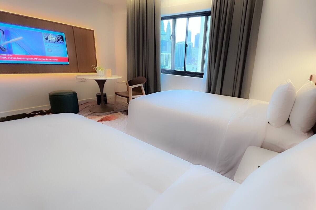 Merdeka Twin with View | Gebar bulu kapas, tilam berlapik, bar mini, peti besi dalam bilik