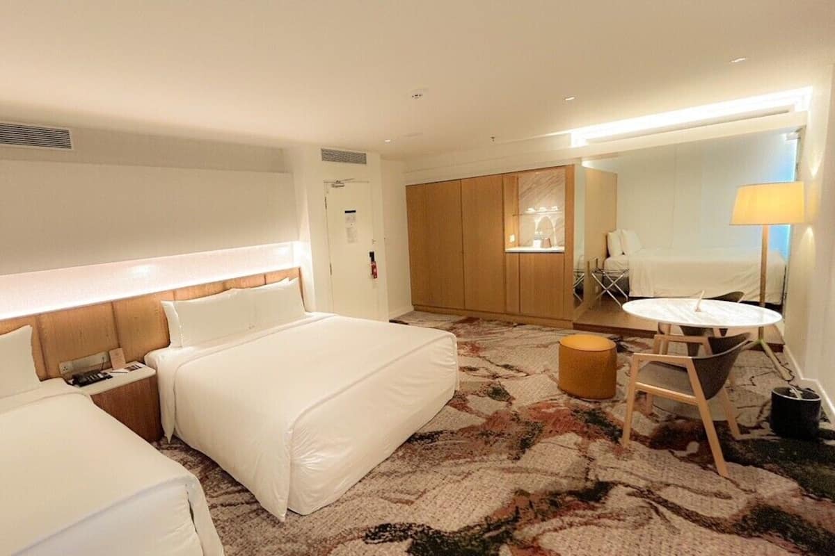 Merdeka Family (Quad) | Selimut bulu angsa, bantalan ekstra lembut, minibar, dan brankas