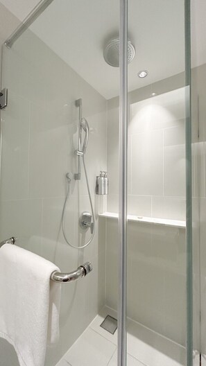 Merdeka Triple | Bathroom shower - Federal Hotel Kuala Lumpur (Kuala Lumpur)