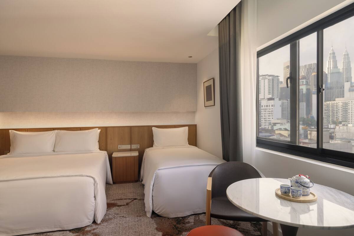 Merdeka Triple with view | Selimut bulu angsa, bantalan ekstra lembut, minibar, dan brankas