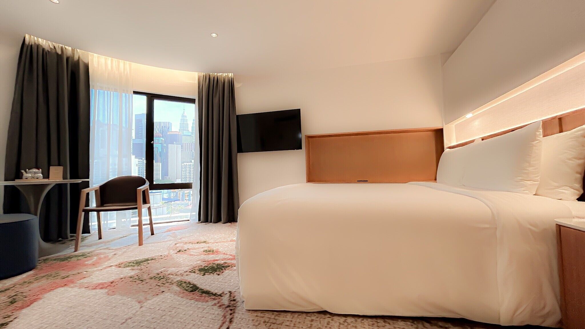 Merdeka Corner | Down comforters, pillowtop beds, minibar, in-room safe
