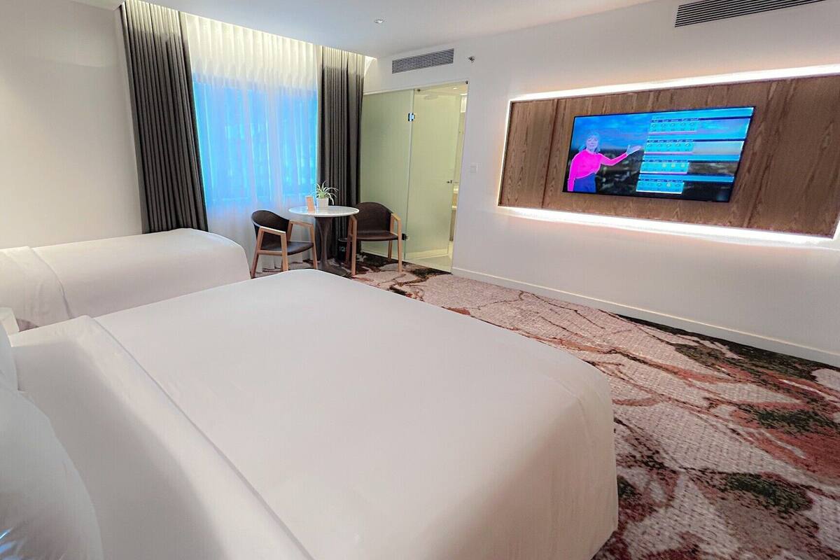 Merdeka Triple | Gebar bulu kapas, tilam berlapik, bar mini, peti besi dalam bilik