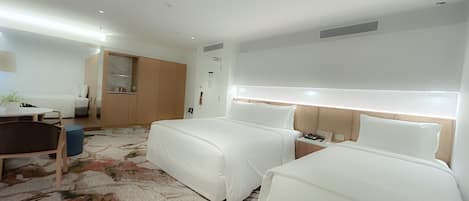 Merdeka Family (Quad) | Couette en duvet d'oie, surmatelas, minibar