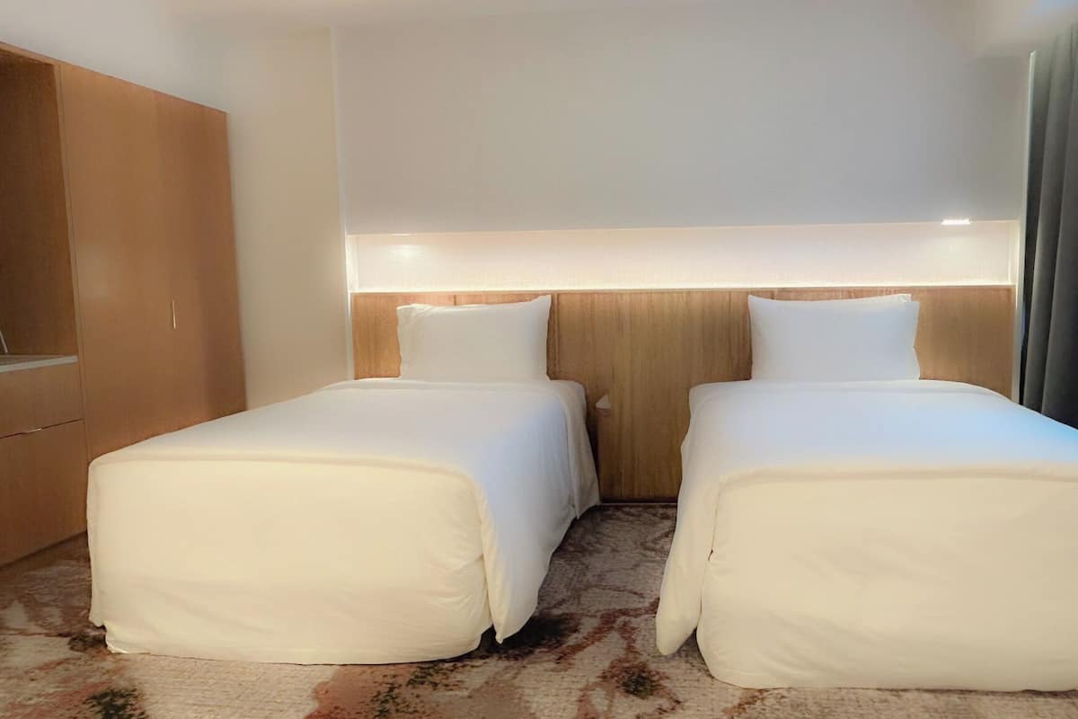 Twin Room | Down comforters, pillowtop beds, minibar, in-room safe