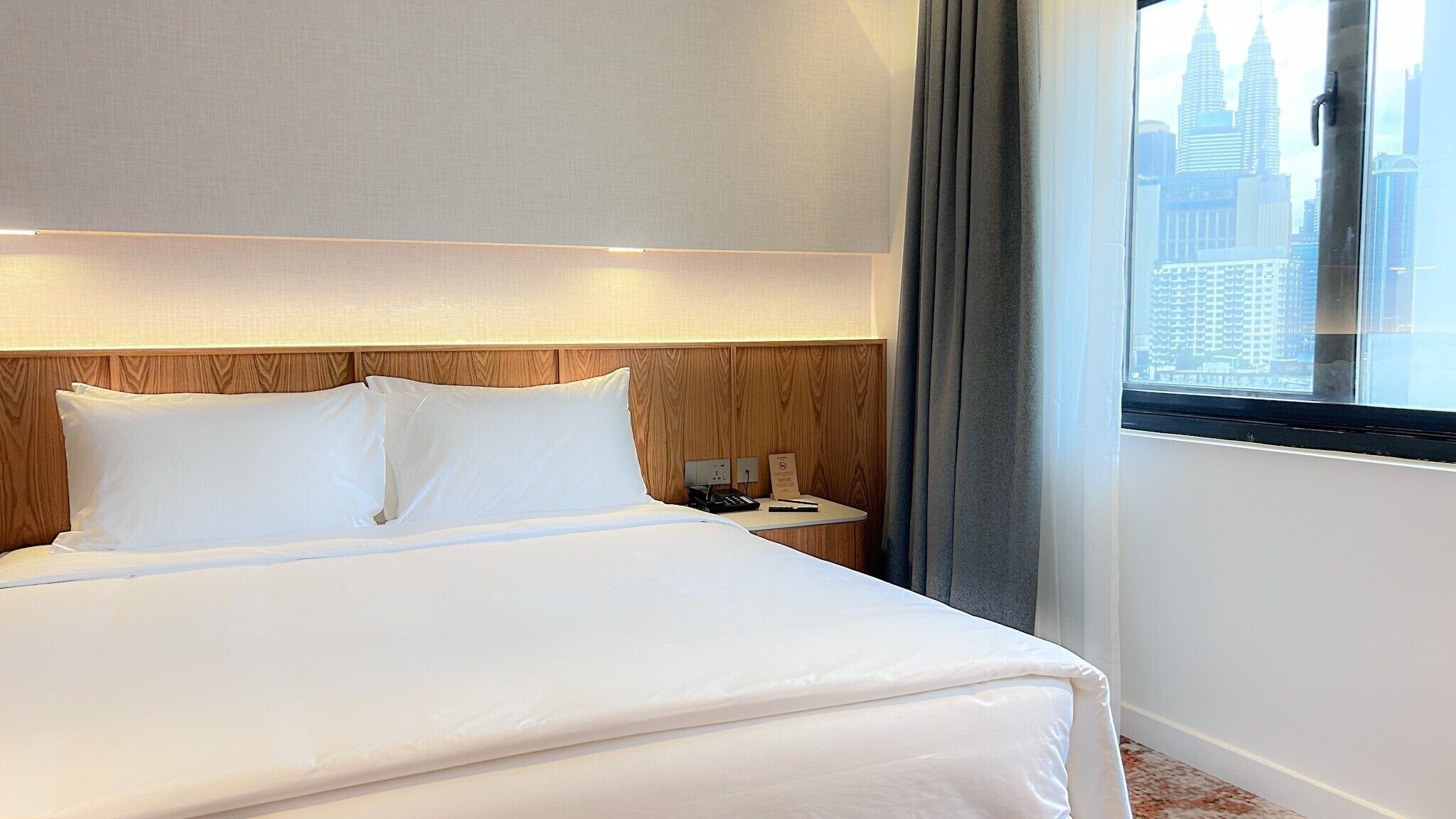 Merdeka King with view | Gebar bulu kapas, tilam berlapik, bar mini, peti besi dalam bilik 