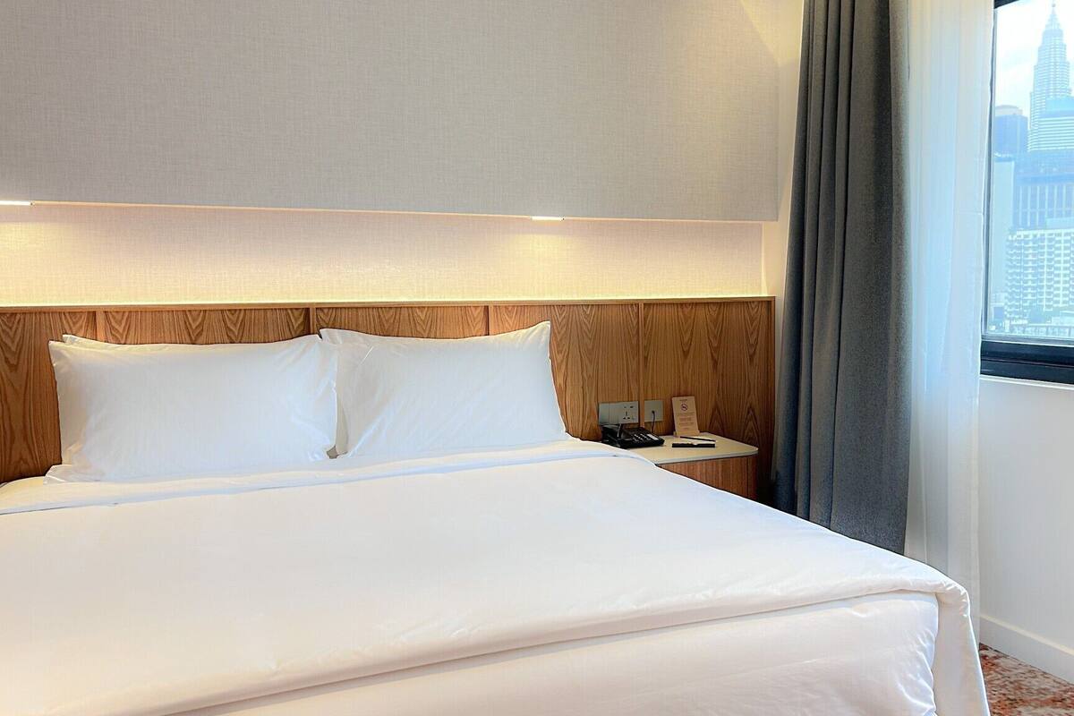 Merdeka King with view | Gebar bulu kapas, tilam berlapik, bar mini, peti besi dalam bilik