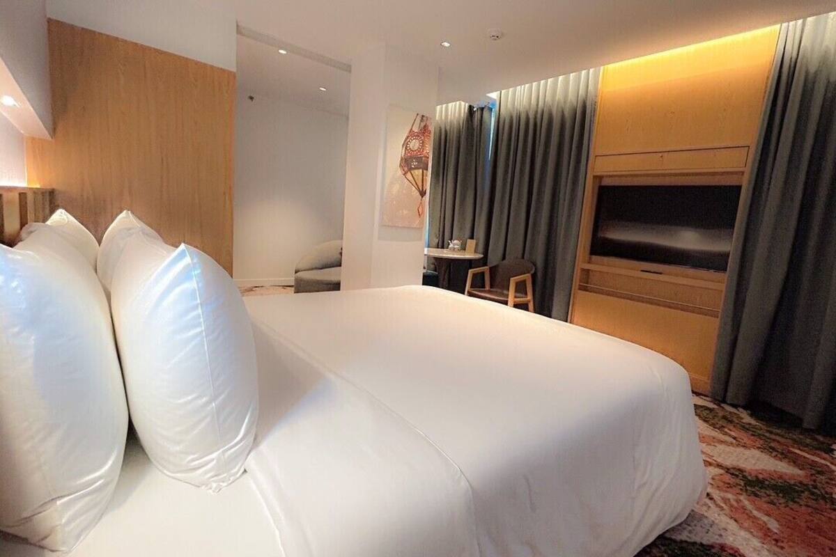 Merdeka Premier | Selimut bulu angsa, bantalan ekstra lembut, minibar, dan brankas