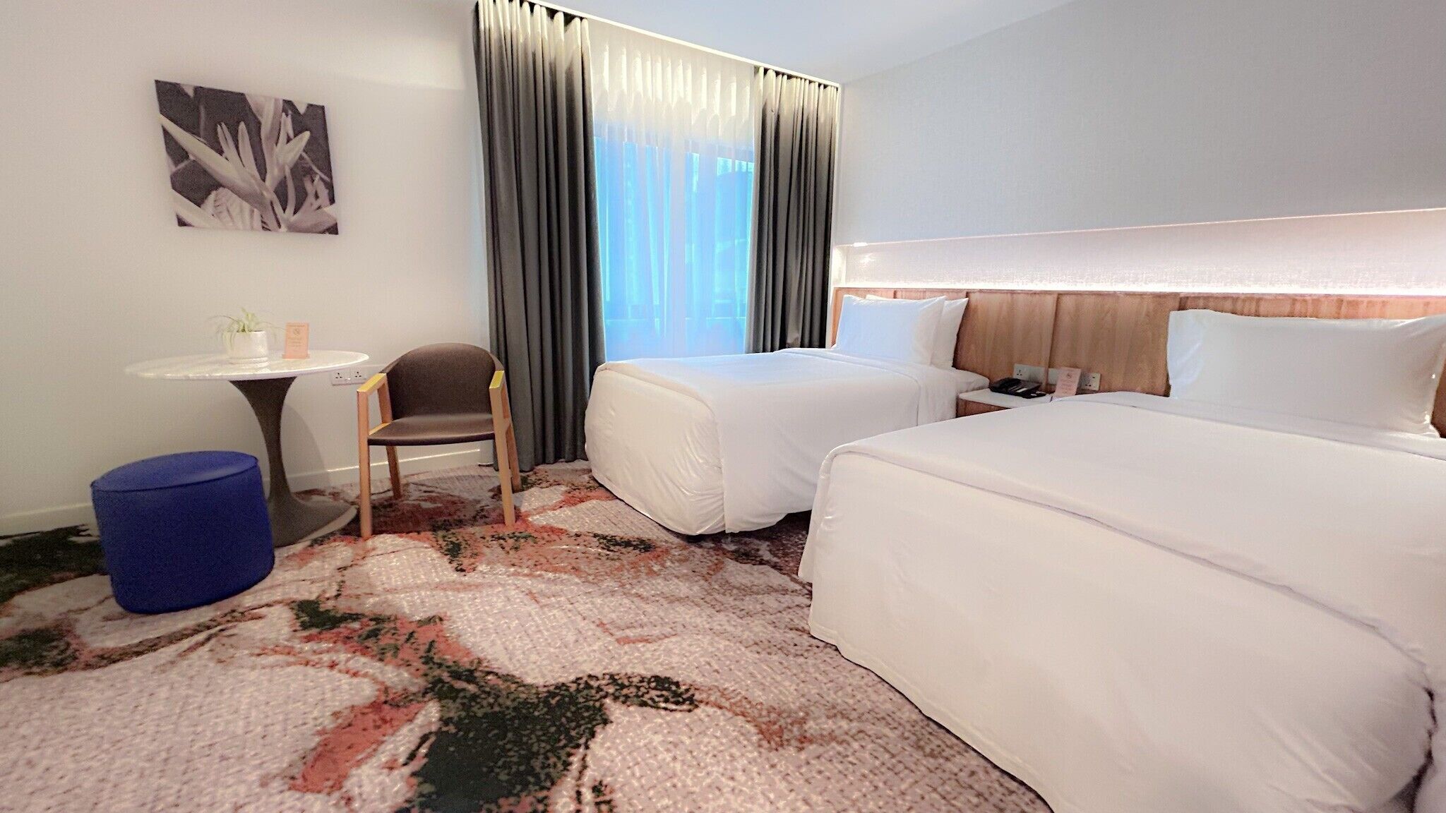 Merdeka Twin | Gebar bulu kapas, tilam berlapik, bar mini, peti besi dalam bilik 