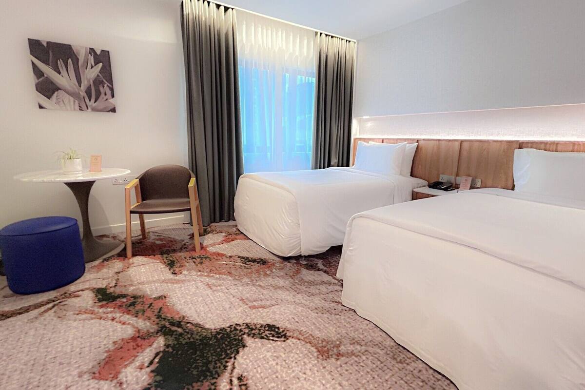 Merdeka Twin | Gebar bulu kapas, tilam berlapik, bar mini, peti besi dalam bilik