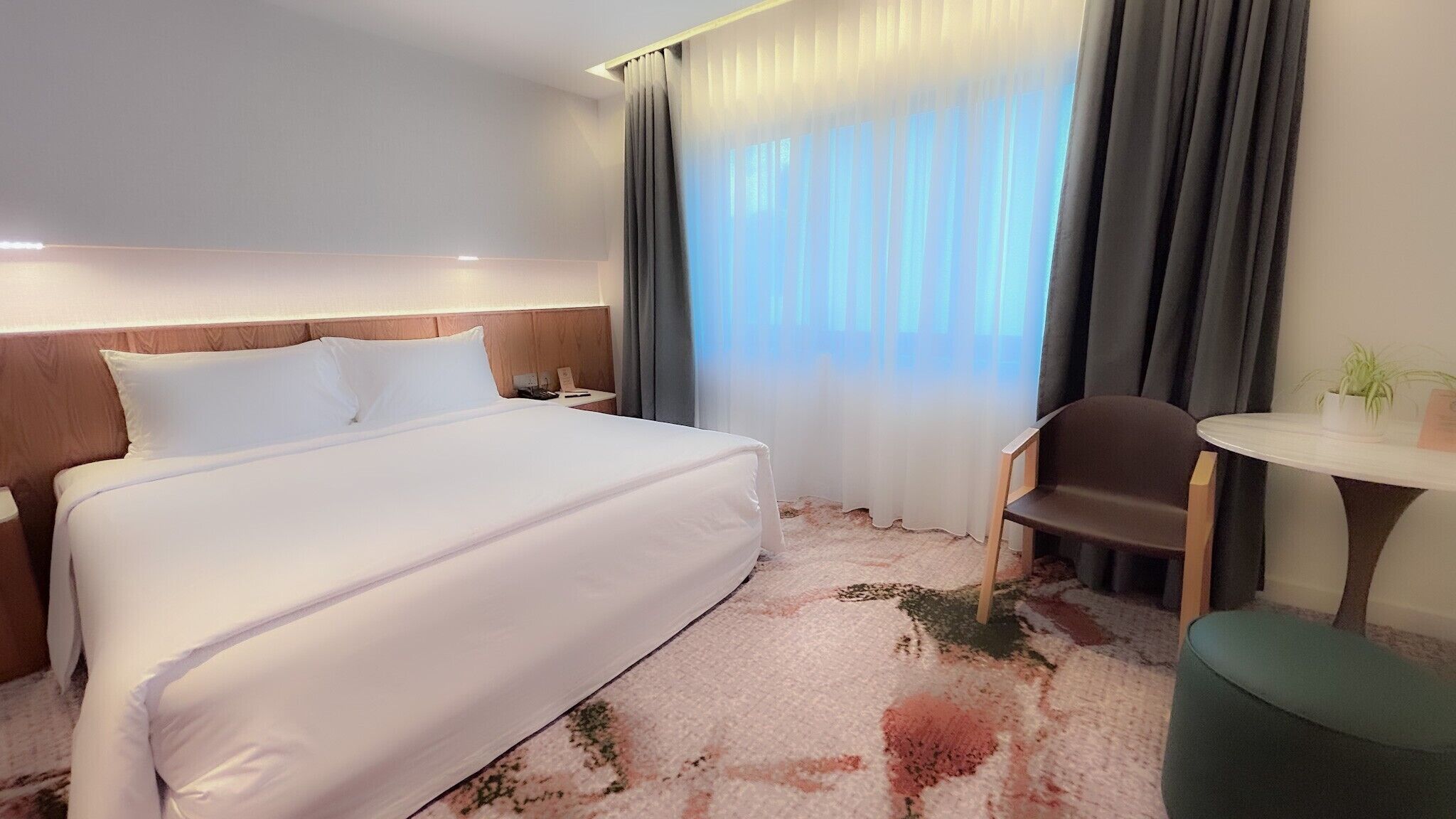 Merdeka King | Gebar bulu kapas, tilam berlapik, bar mini, peti besi dalam bilik 