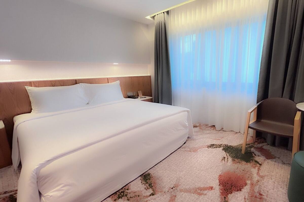 Merdeka King | Gebar bulu kapas, tilam berlapik, bar mini, peti besi dalam bilik