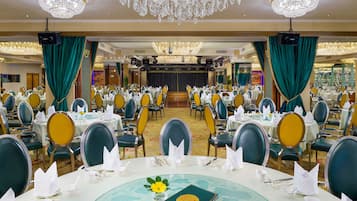 3 restaurants, breakfast, lunch, dinner served; international cuisine