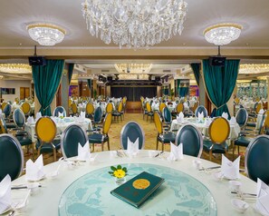 3 restaurants, breakfast, lunch, dinner served; international cuisine 