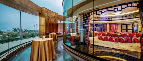 3 restaurantes; se sirve desayuno, almuerzo y cena; cocina internacional