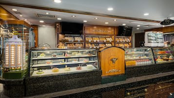3 restaurantes, se sirven desayunos, comidas y cocina internacional