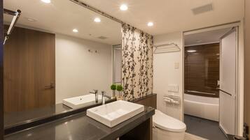 Combined shower/bathtub, deep-soaking bathtub, free toiletries