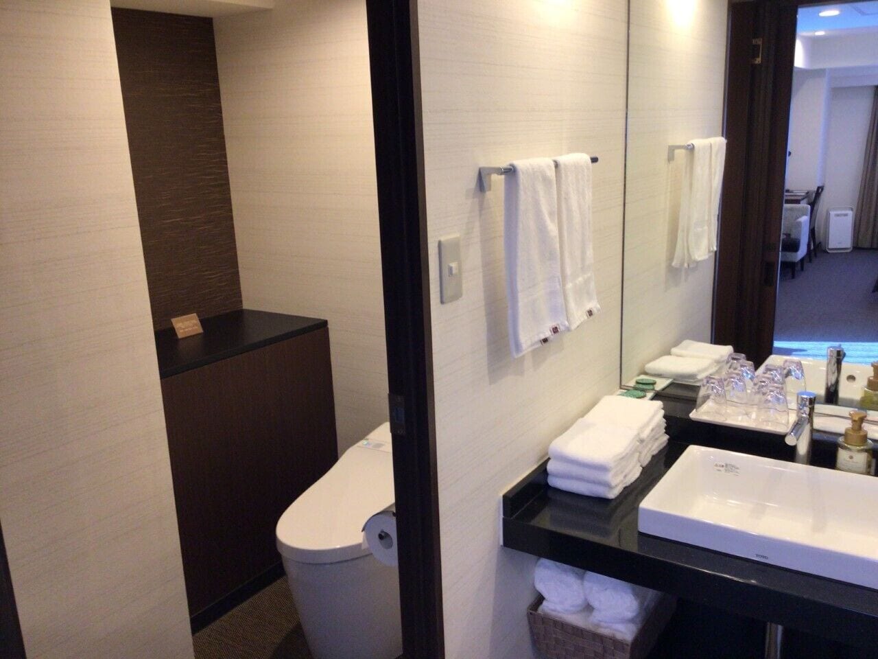 deluxe twin room with extra bed - non-smoking | bathroom | combined shower/bathtub, deep-soaking bathtub, free toiletries