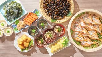 Daily full breakfast (JPY 2600 per person)