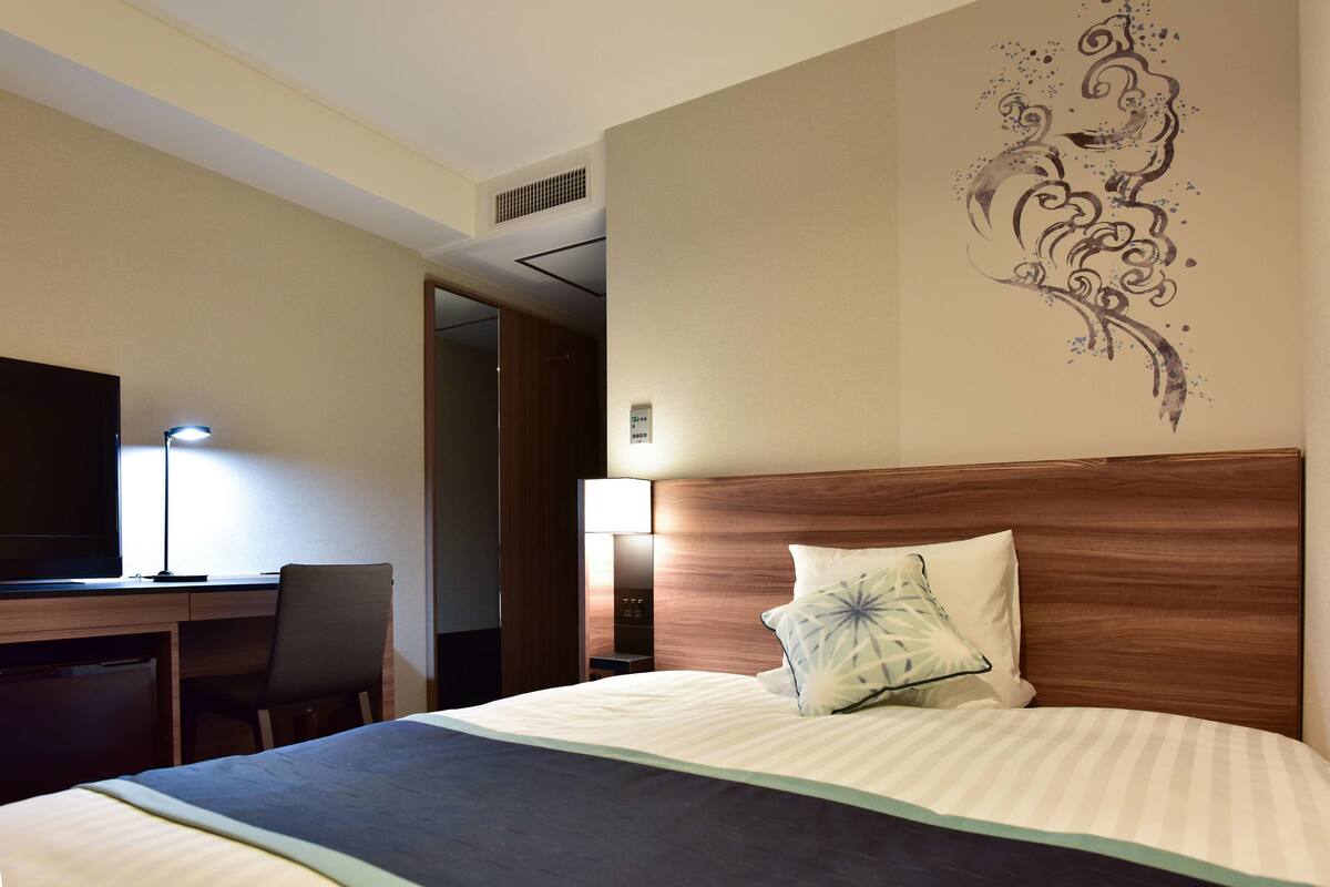 In-room safe, desk, WiFi (free), bed sheets