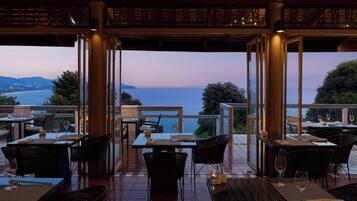 2 restaurants; breakfast, lunch and dinner served
