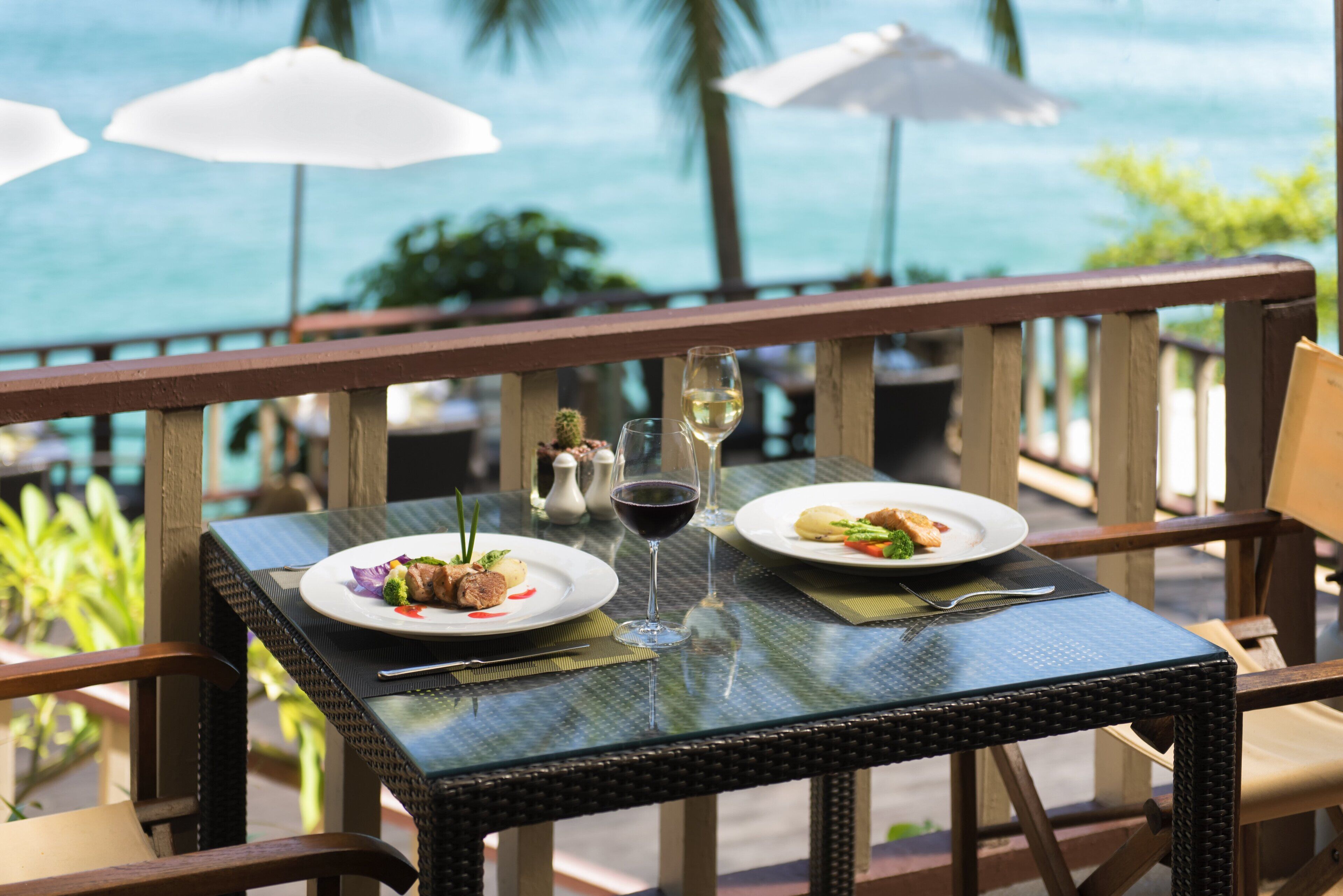 2 restaurants; ze serveren er ontbijt, lunch en diner 