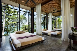 Couples treatment rooms, hot tub, body treatments, aromatherapy