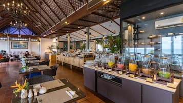 2 か所のレストラン : 朝食、ランチ、ディナーに営業