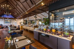 2 restaurants; breakfast, lunch and dinner served
