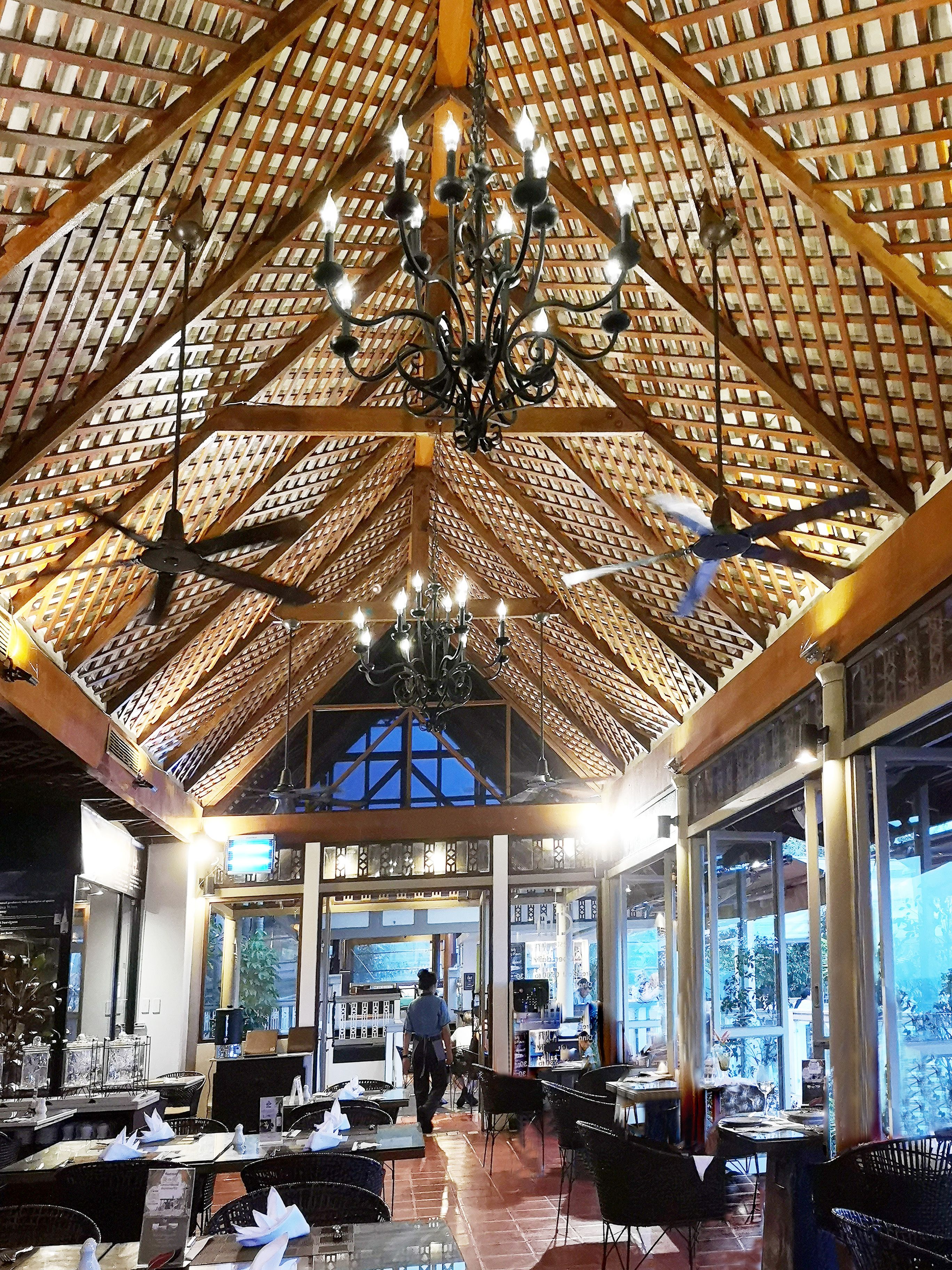 2 restaurants, breakfast served