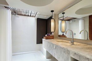 Shower, free toiletries, towels