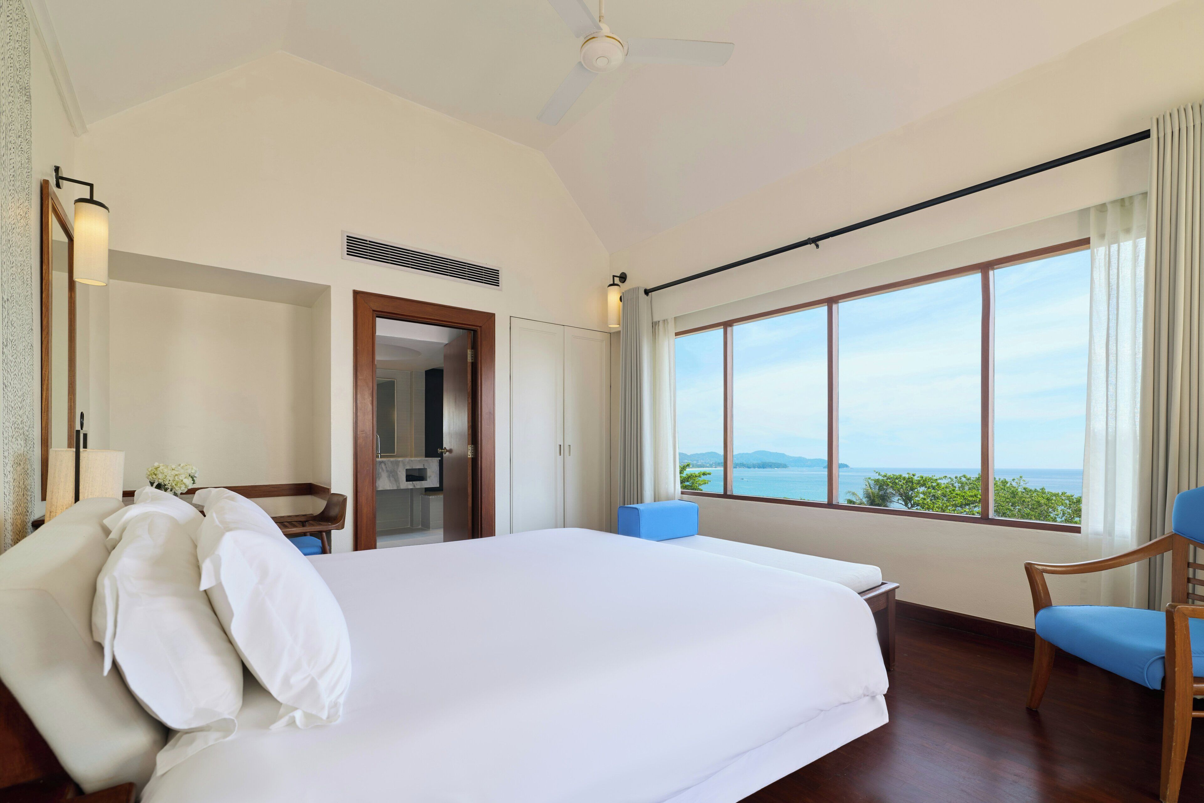 Vila luxo, 1 cama King, vista para o jardim | Frigobar, cofres nos quartos, escrivaninha, Wi-Fi de cortesia