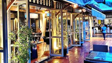 2 restaurants, breakfast served