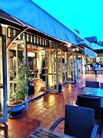 2 restaurants, breakfast served