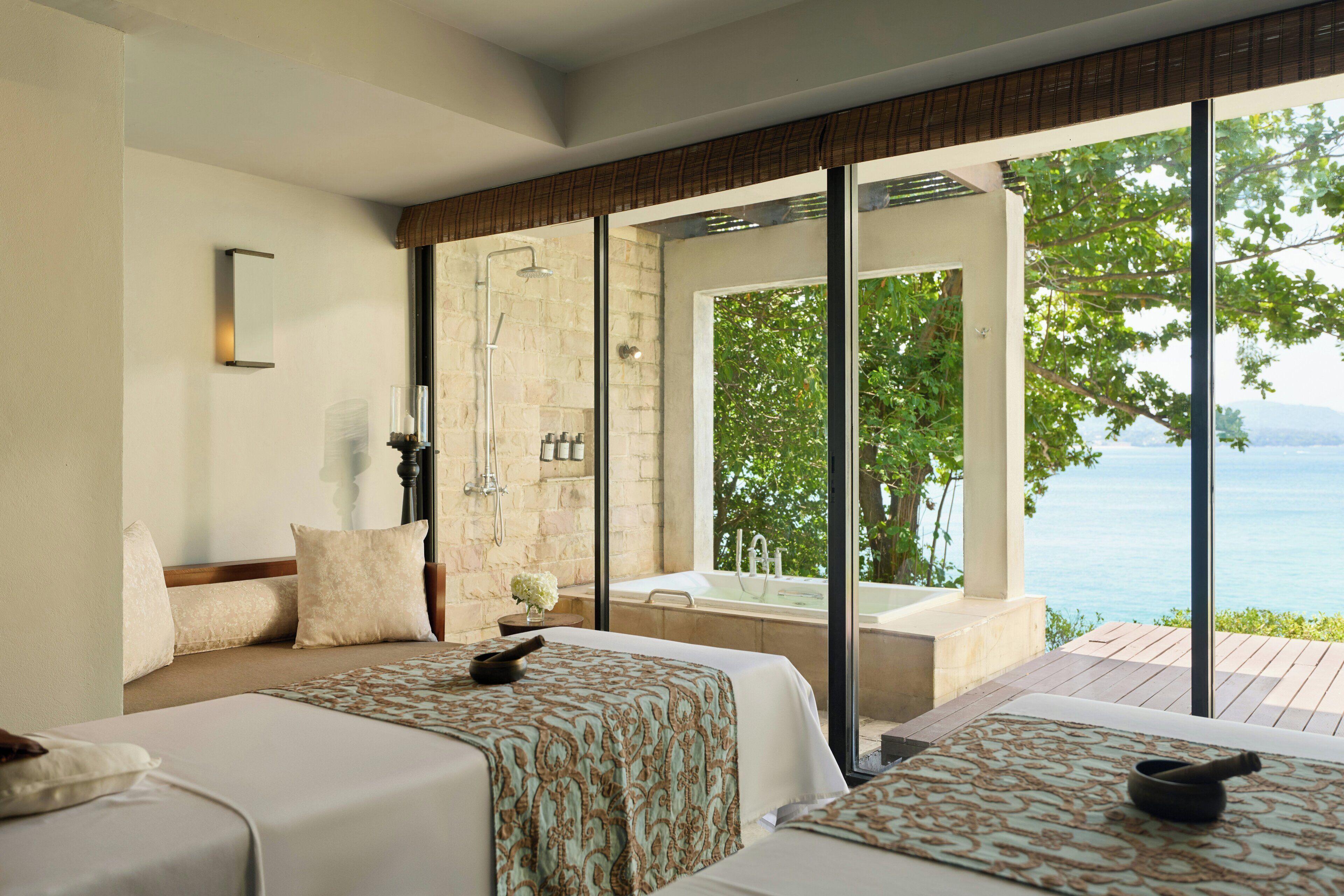 Couples treatment rooms, hot tub, body treatments, aromatherapy