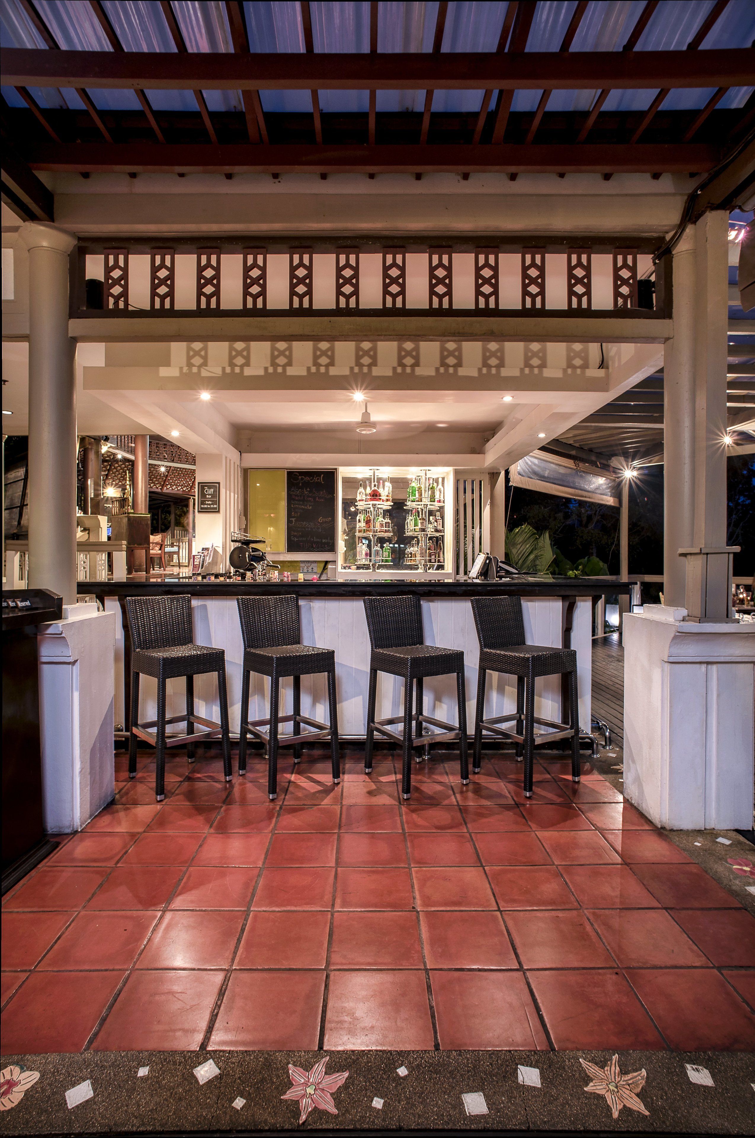 2 restaurants, breakfast served