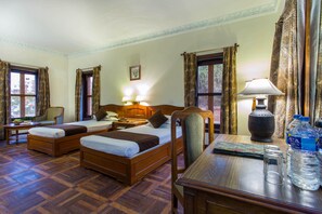Quarto luxo | Frigobar, escrivaninha, Wi-Fi de cortesia