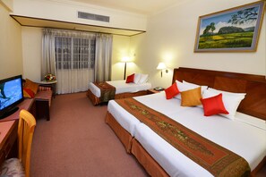 In-room safe, desk - Holiday Villa City Centre (Phnom Penh)