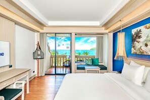 Minibar, värdeförvaringsskåp på rummet och skrivbord