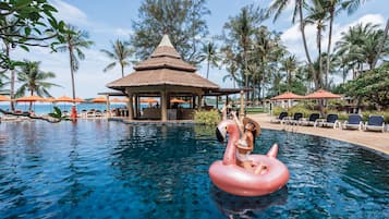Bar tepi kolam renang