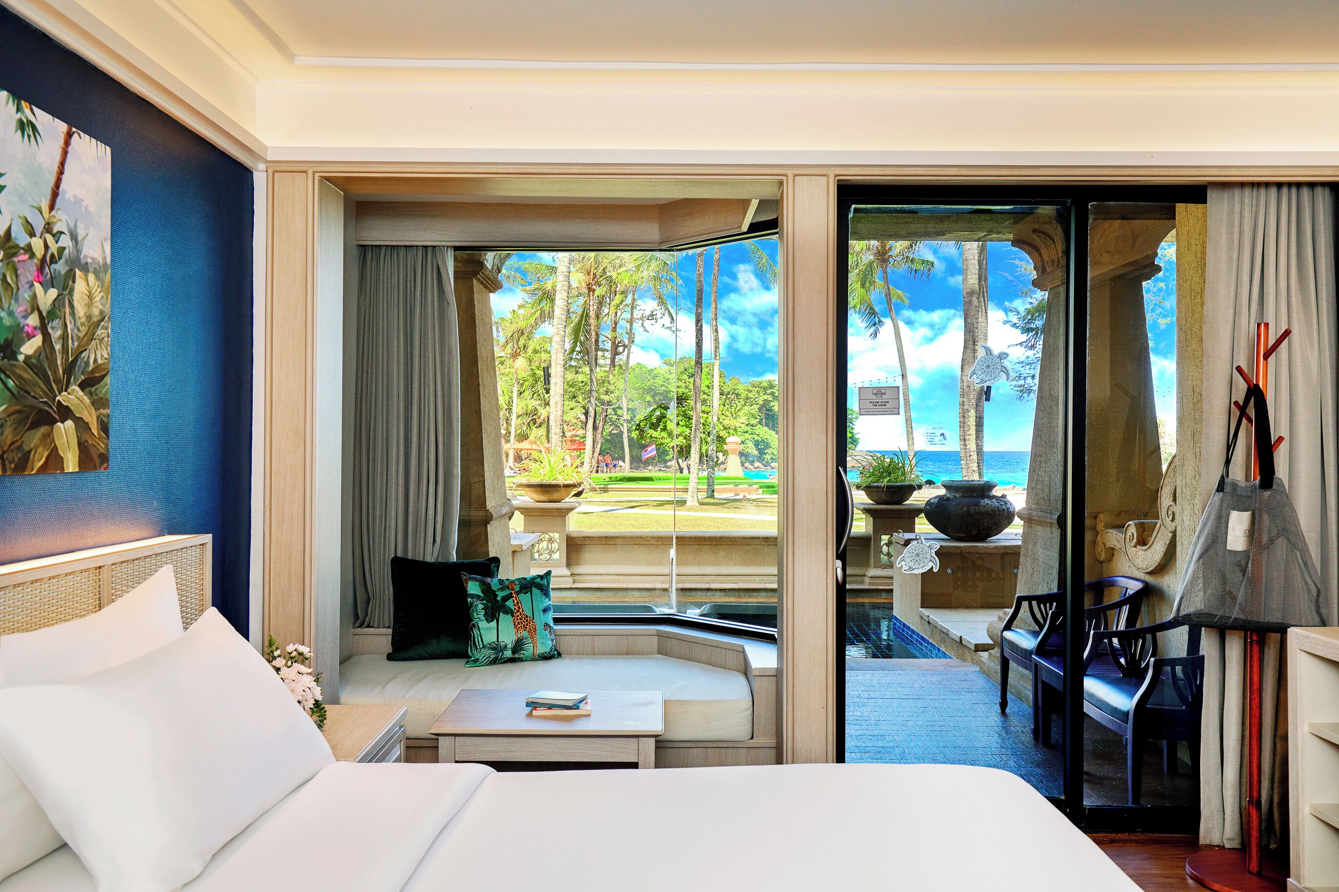 Minibar, coffres-forts dans les chambres, bureau, rideaux occultants